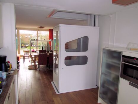 Lift zonder schacht voor rolstoel met begeleider