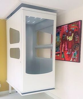 Huislift zonder schacht voor ouder met begeleider