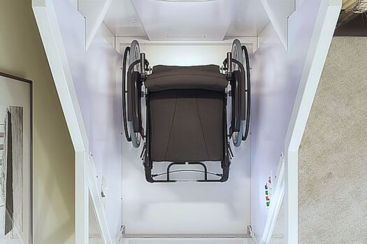 Schachtloze lift voor rolstoel, ideaal gecombineerd met een plafondlift op de 1e verdieping.