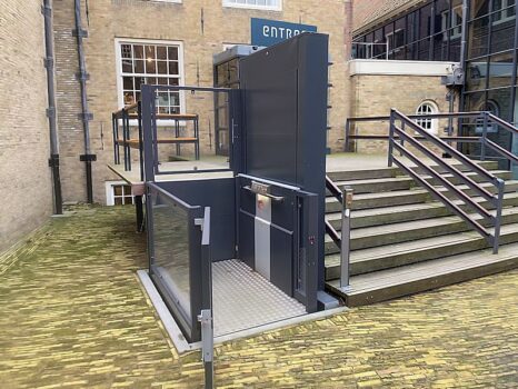 Hefplateau Domilift H-3000 onderste stopplaats, open (Enkhuizen)